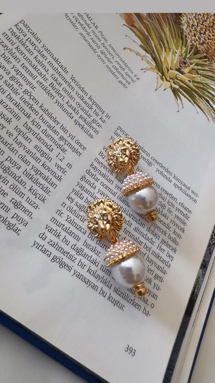Gold Renk Rodyum Kaplama Aslan Figürlü İnci Sallantılı Küpe Genişlik 1,5 cm. Uzunluk 4 cm.