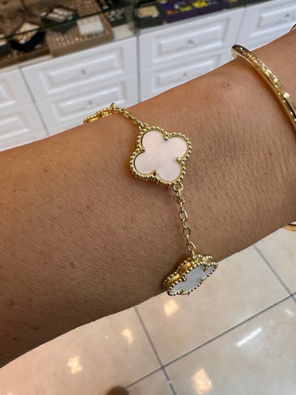 Gold Renk Yonca Figürlü Bileklik Uzunluk Min. 17,5 cm. Max. 22 cm.