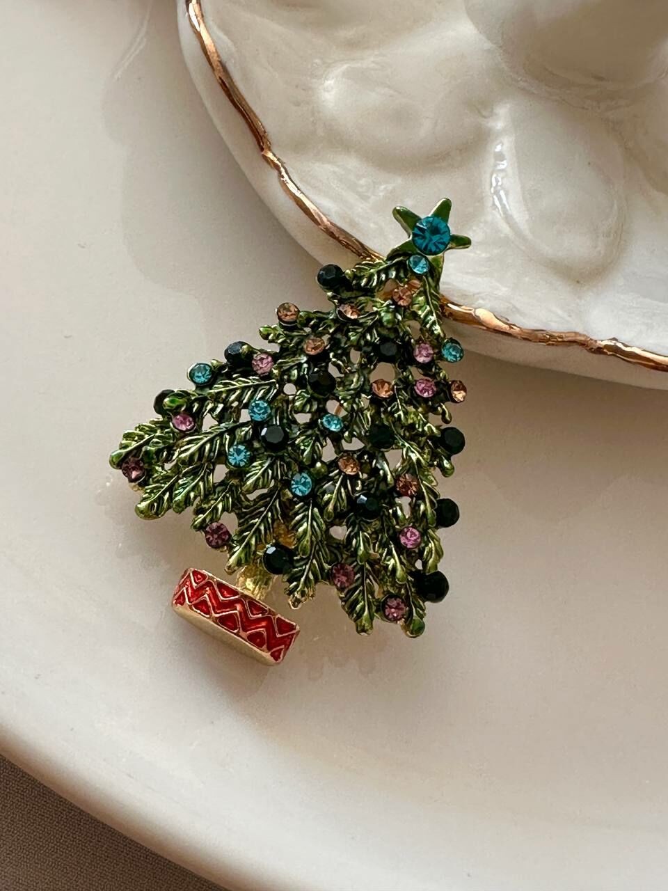 Gold Renk Kristal Renkli Taşlı Çam Ağacı Tasarım Broş Genişlik 4 cm. Boy 5 cm.