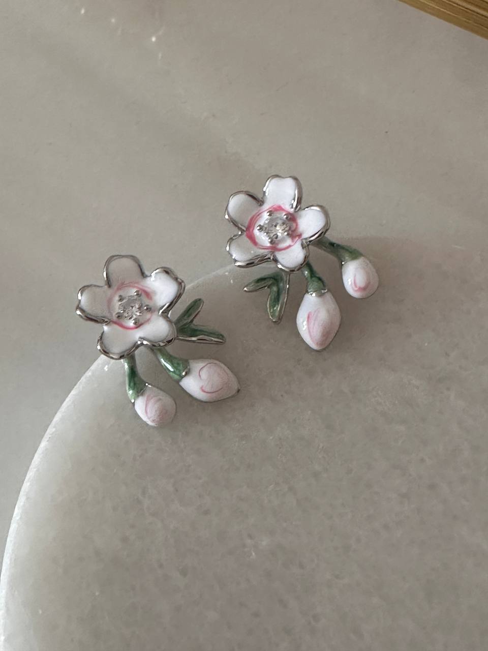 Gümüş Renk 925 K Gümüş Kaplama Zirkon Taşlı Mineli Çiçek Tasarım Küpe Genişlik 1,5 cm. Uzunluk 2 cm.
