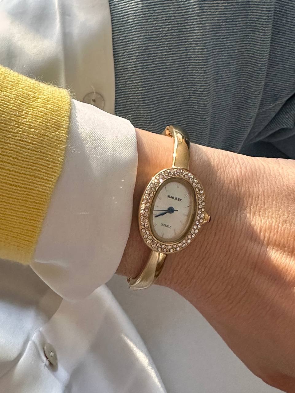 Paslanmaz Çelik Gold Renk Kristal Taşlı Sarı Kadranlı Kelepçe Model Kadın Kol Saati Genişlik 5,5 cm.