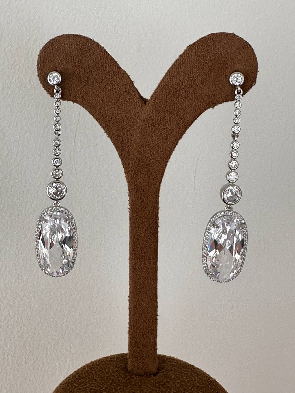 Vip Seri Gümüş Renk 925 K Gümüş Kaplama Zirkon Taşlı Özel Tasarım Küpe Uzunluk 5,5 cm.