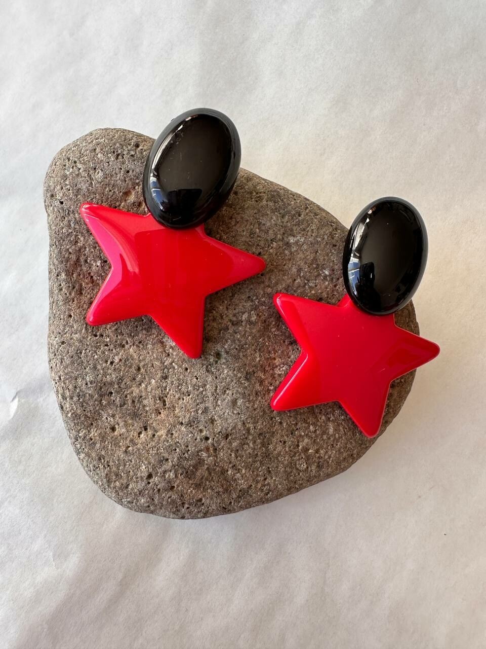Platin Renk Rodyum Kaplama Siyah ve Kırmızı Yıldız Detaylı Küpe Genişlik 3 cm. Uzunluk 4,5 cm.
