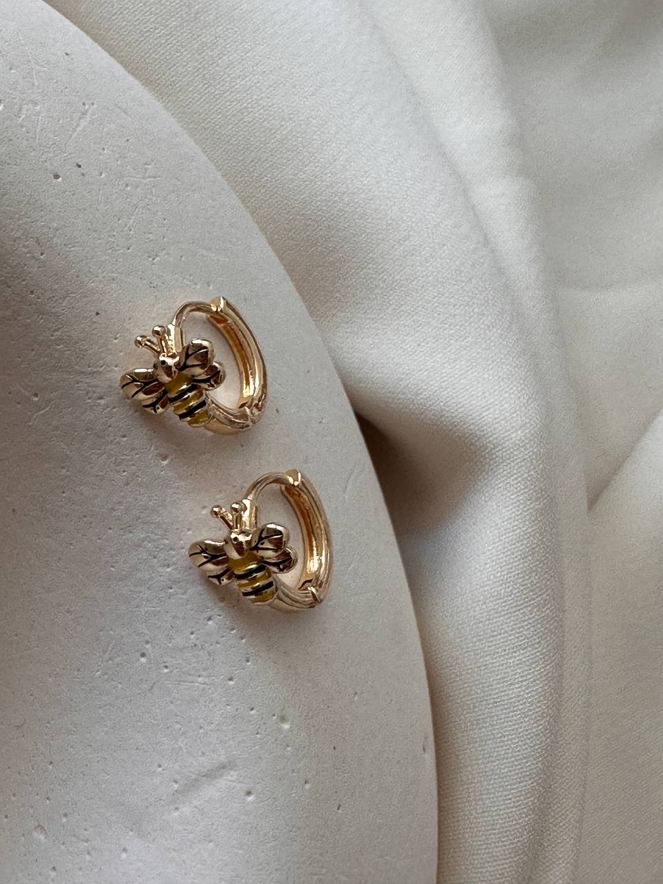 Vip Seri Gold Renk Arı Figürlü Rodyum Kaplama Halka Küpe Genişlik 1,3 cm.