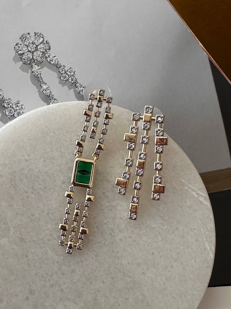 Gold Renk Zirkon Yeşil ve Beyaz Taşlı Rodyum Kaplama Vip Seri 2 Farklı Tasarım Küpe Uzunluk 5,5 cm. 4 cm.