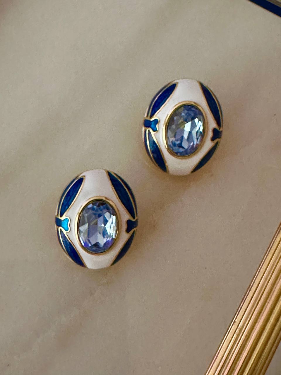 Vip Çelik Gold Renk Mavi Beyaz Mineli Mavi Zirkon Taşlı Premium Seri Antialerjik Küpe Genişlik 2 cm. Uzunluk 2,5 cm.