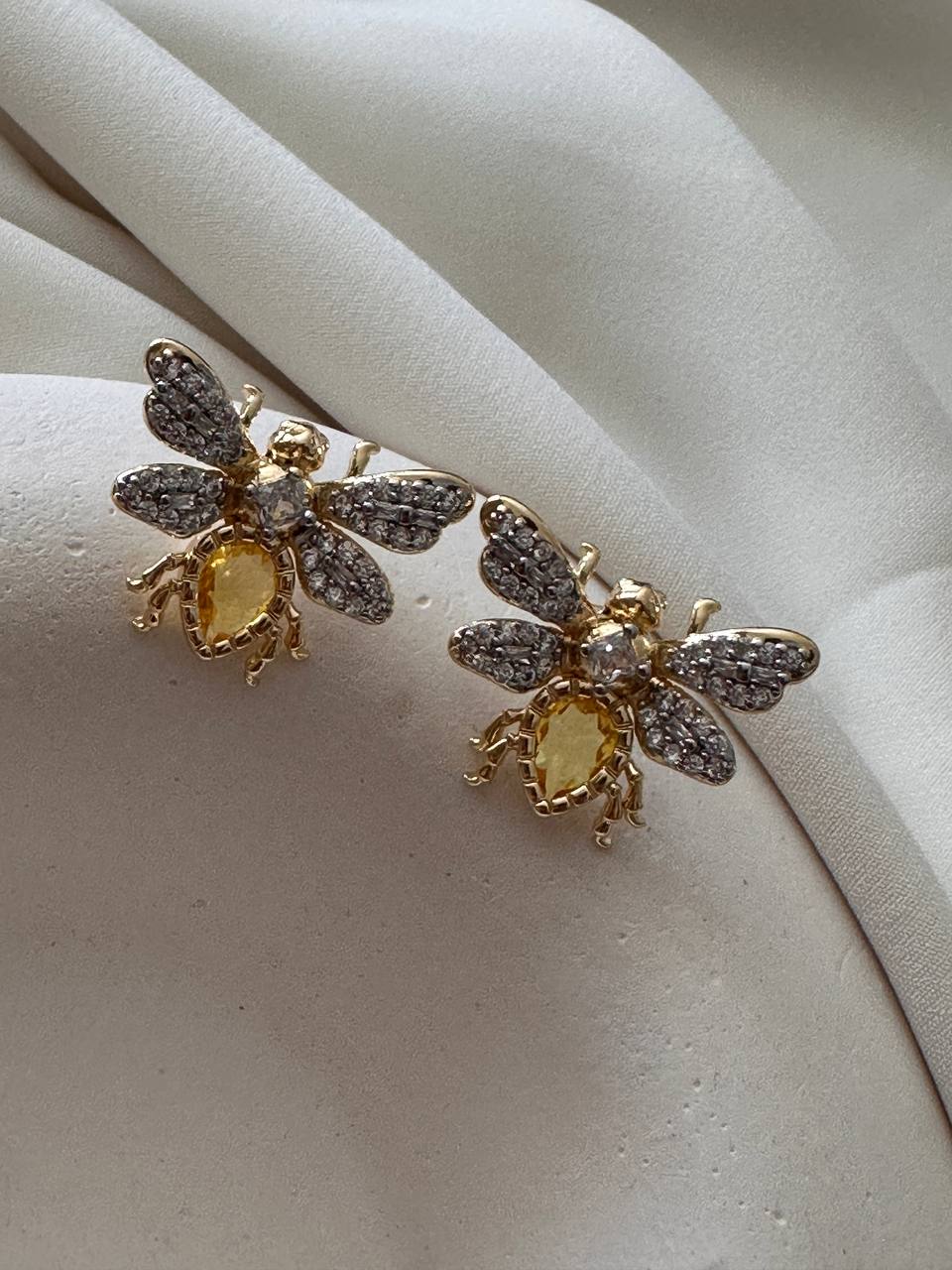 Vip Seri Gold Renk Zirkon Sarı ve Beyaz Taşlı Arı Figürlü Rodyum Kaplama Küpe Genişlik 2,5 cm. Uzunluk 2 cm.