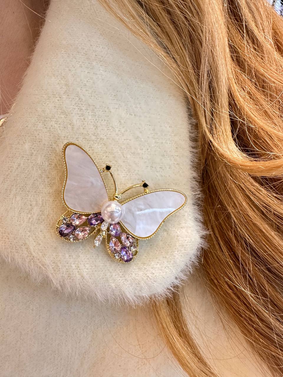 Metal Gold Renk Kristal Renkli Taşlı İnci Detaylı Kelebek Figürlü Broş / Yaka İğnesi Genişlik 4,5 cm. Boy 3,5 cm.