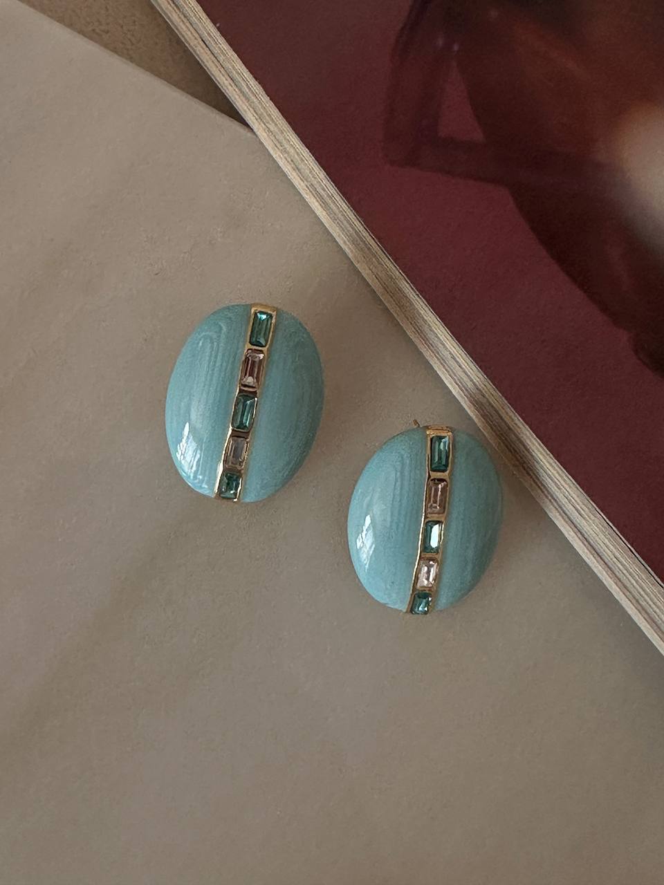 Vip Çelik Gold Renk Zirkon Renkli Taşlı Turkuaz Taş Detaylı Oval Küpe Genişlik 2,5 cm. Uzunluk 3 cm.