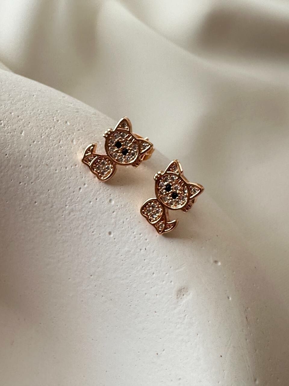 Vip Çelik Gold Renk Zirkon Taş Kedi Figürlü Küpe Uzunluk 1 cm.