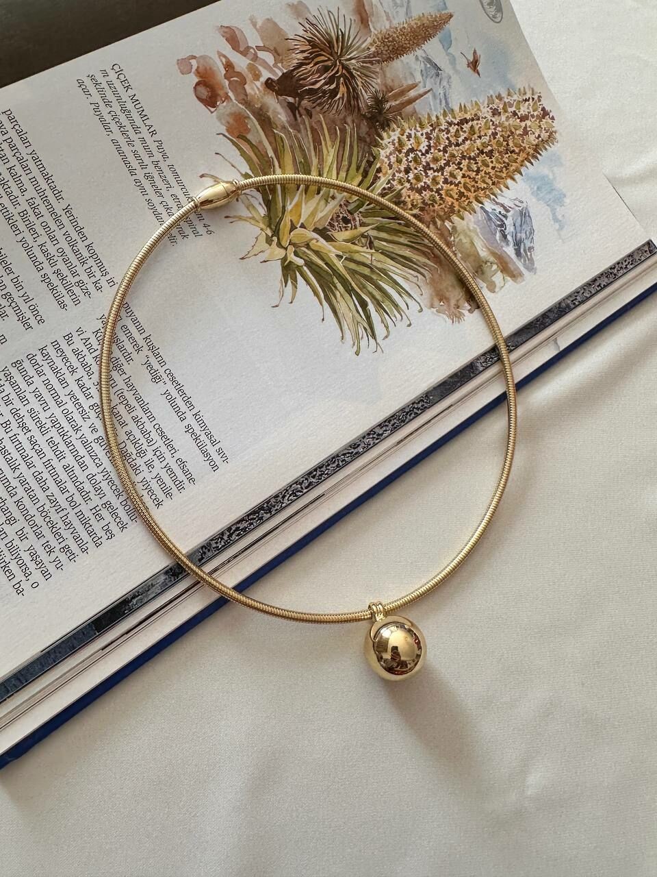 Gold Renk Rodyum Kaplama Top Sallantılı Kolye Uzunluk 43 cm.