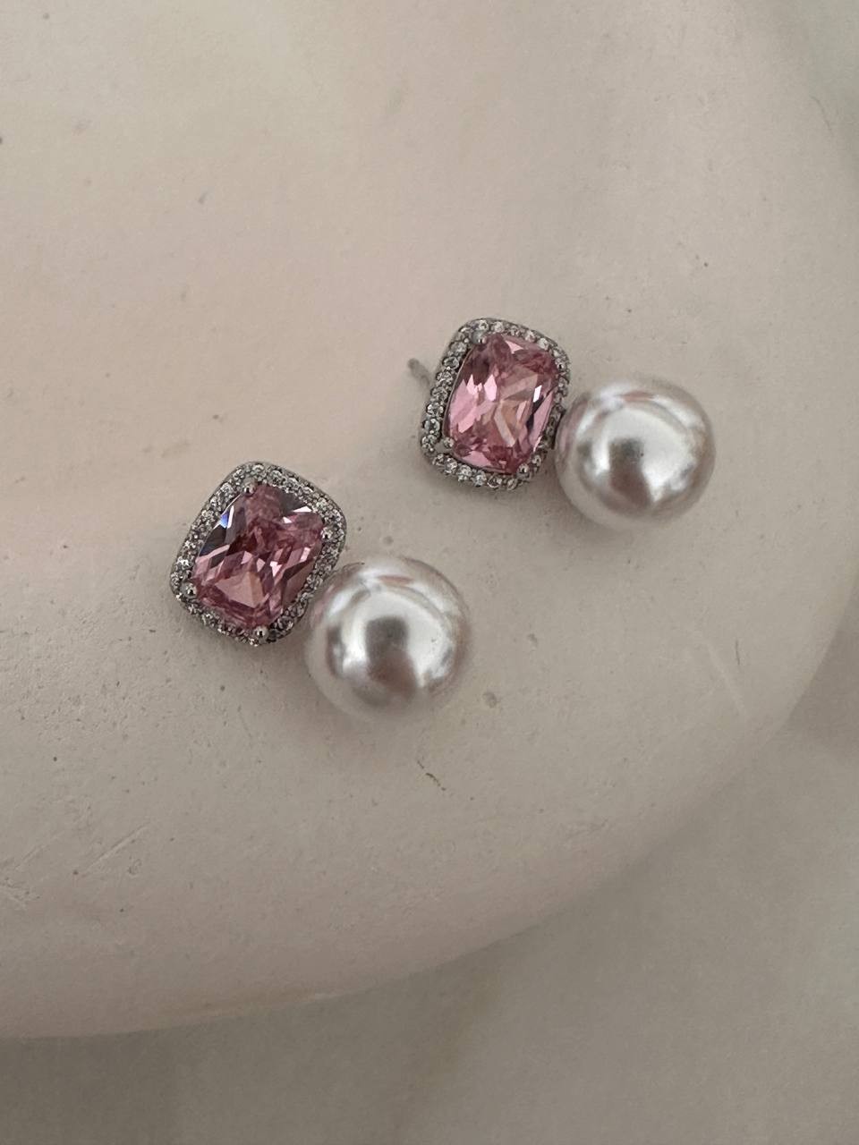 Vip Seri Gümüş Renk 925 K Gümüş Kaplama Pembe Zirkon Taşlı ve Cam İncili Tasarım Küpe Uzunluk 1,5 cm.