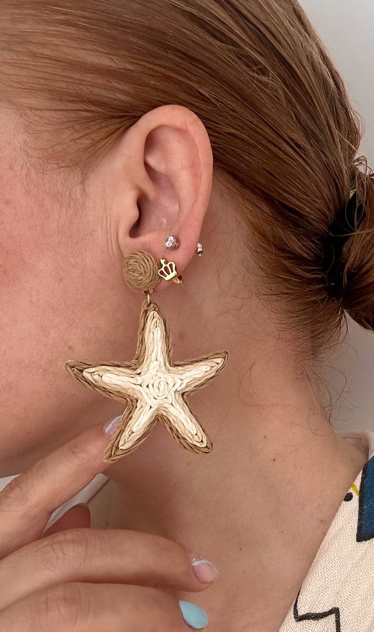Gold Renk Rodyum Kaplama Açık Kahve ve Krem Renkli Hasır Deniz Yıldızı Sallantılı Küpe Genişlik 6 cm. Uzunluk 7 cm.