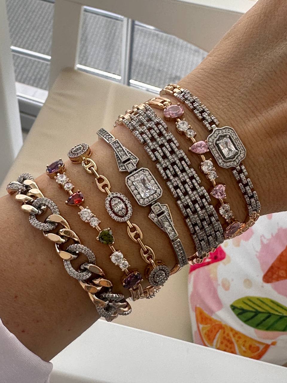 Vip Çelik Gold Renk Zirkon Beyaz ve Pembe Taşlı Premium Seri Bileklik Uzunluk 16 cm. Ek Klipsle 18,5 cm.