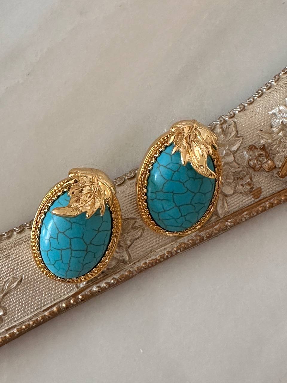 Vip Seri Gold Renk Firuze Taşlı Yaprak Figürlü Rodyum Kaplama Oval Tasarım Küpe Genişlik 2 cm. Uzunluk 3 cm.