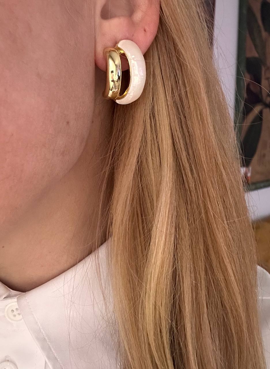 Vip Çelik Gold Renk Sedef Taşlı Antialerjik Premium Seri Çift Sıra Küpe Genişlik 1,5 cm. Uzunluk 2,5 cm.