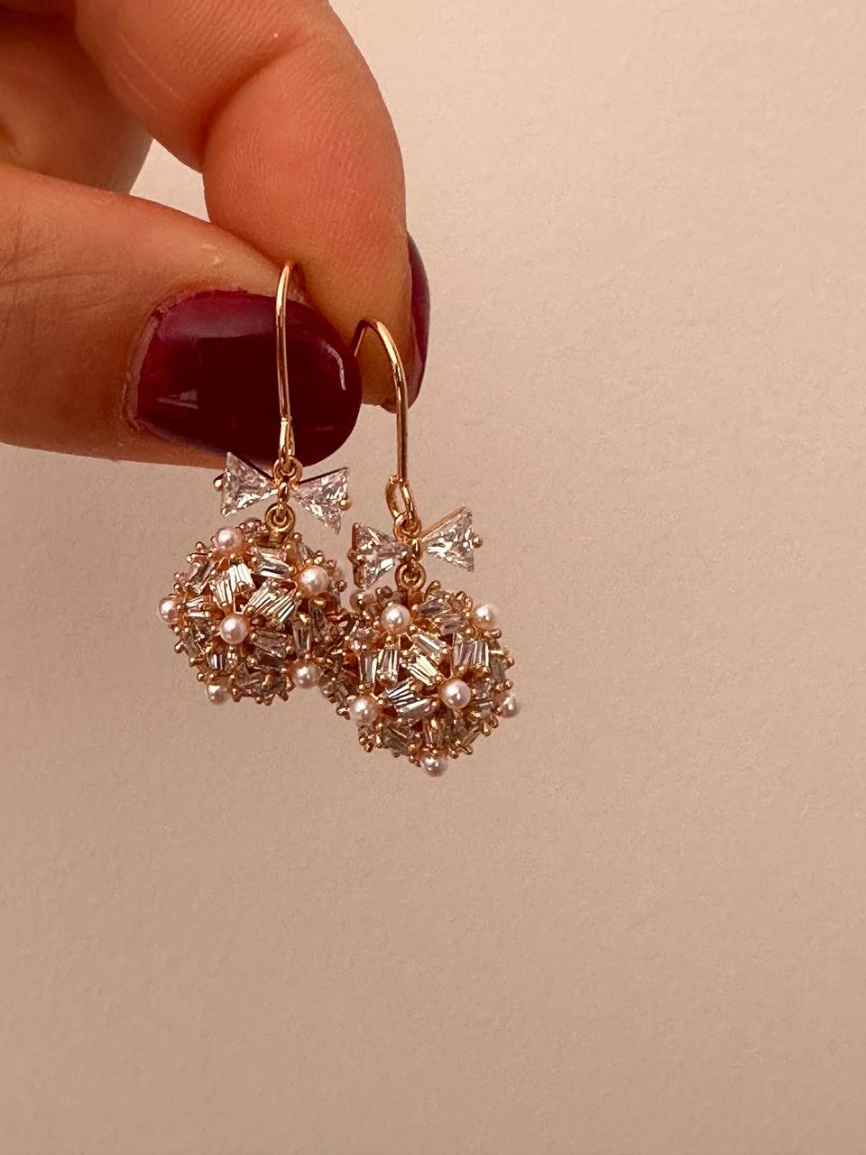 Vip Çelik Gold Renk Zirkon Baget Taşlı İnci Detaylı Özel Tasarım Antialerjik Küpe Uzunluk 3 cm.