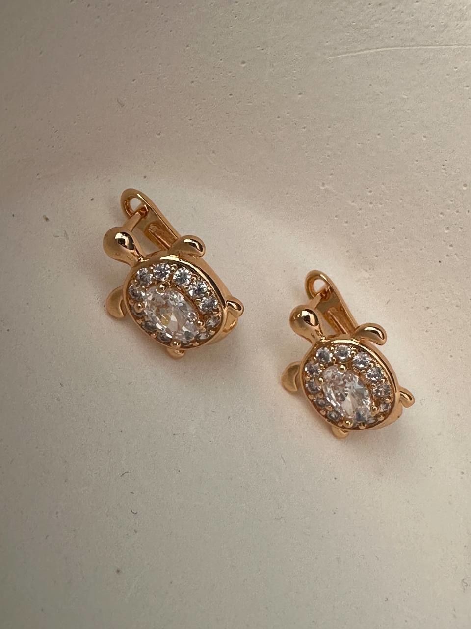 Vip Çelik Gold Renk Zirkon Taş Kaplumbağa Figürlü Oval Halka Küpe Genişlik 1 cm. Uzunluk 1,5 cm.