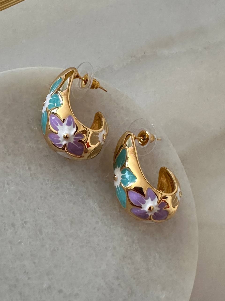 Vip Seri Gold Renk 925 K Gümüş Kaplama Renkli Mineli Çiçek Figürlü Oval Küpe Uzunluk 2,5 cm.