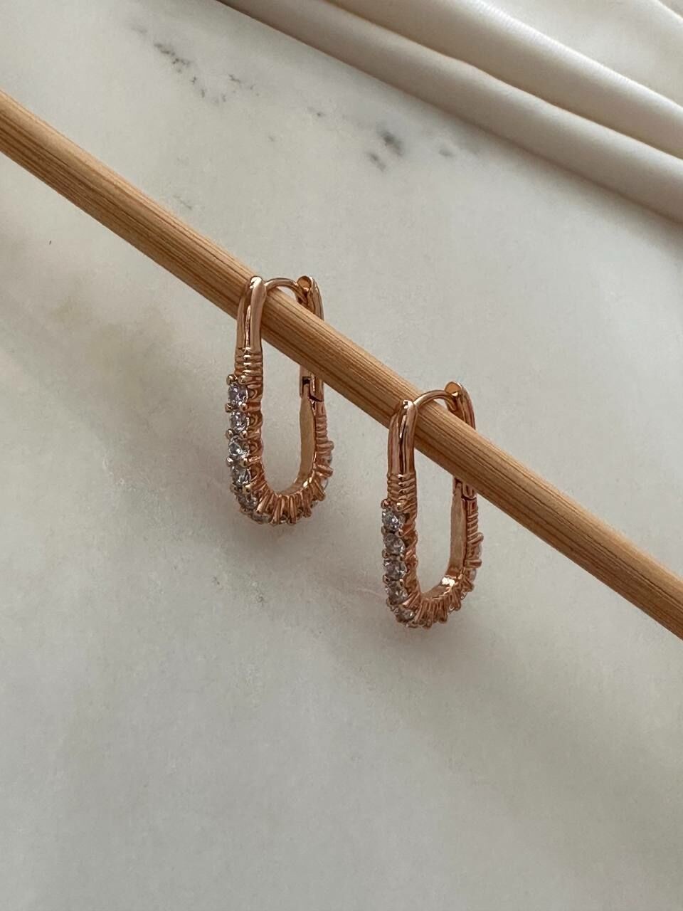 Vip Çelik Gold Renk Zirkon Taş Lazer Kesim Antialerjik Oval Halka Küpe Genişlik 1 cm. Uzunluk 2 cm.