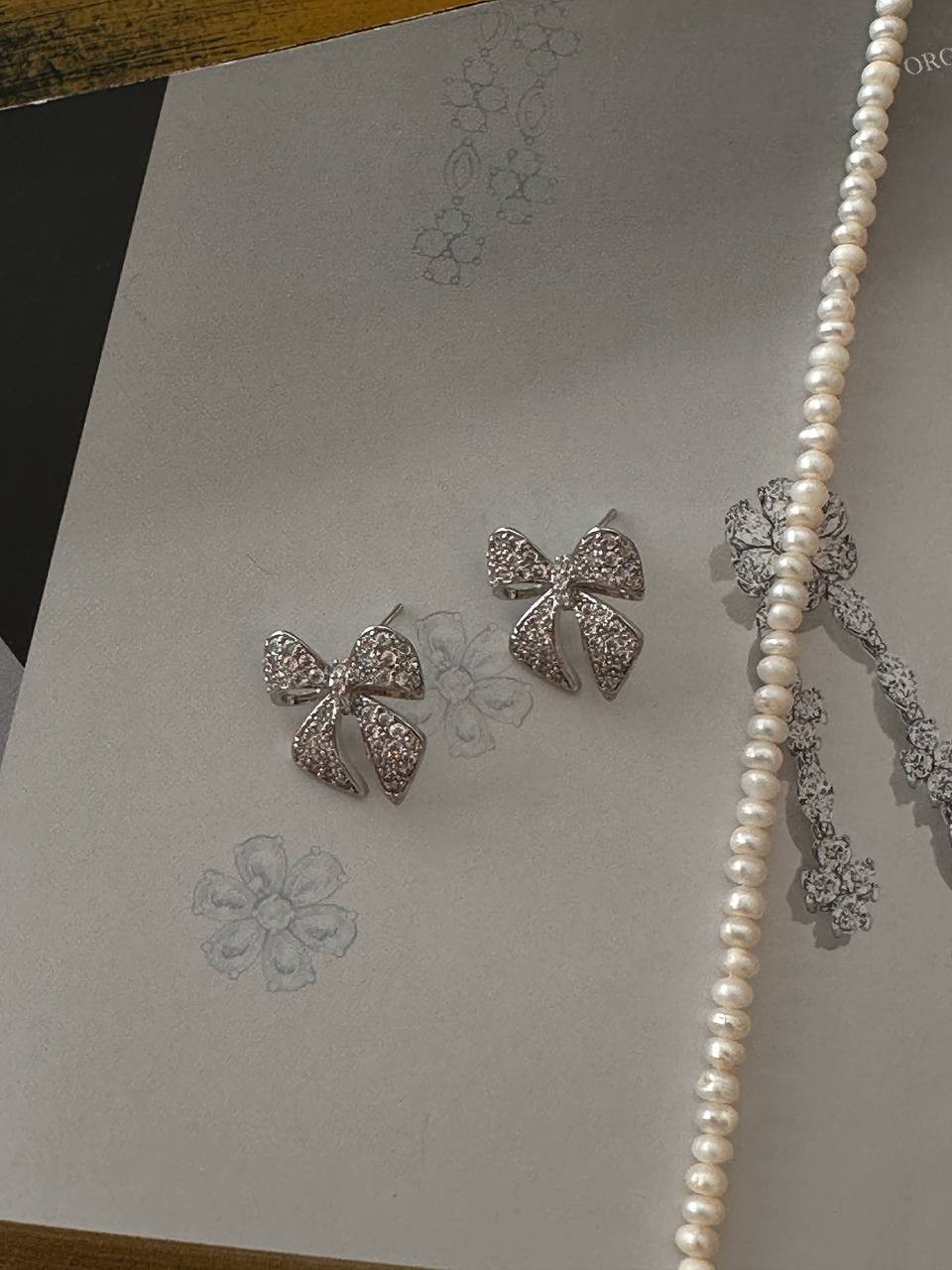 Vip Çelik Gümüş Renk Zirkon Taşlı Fiyonk Figürlü Küpe En Boy 1,5 cm.