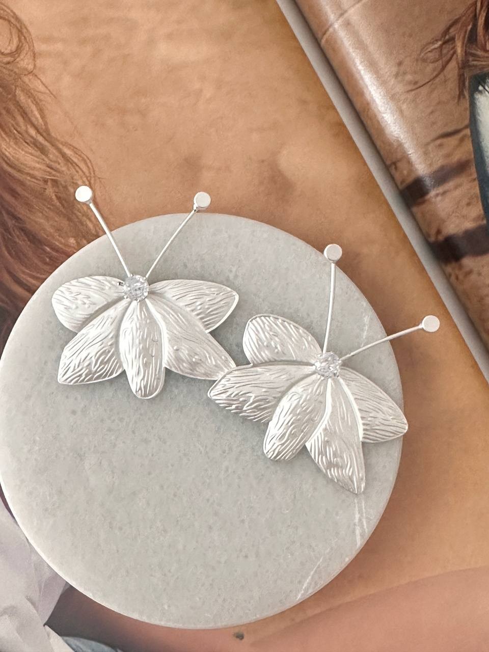 Vip Seri Gümüş Renk Zirkon Taşlı Rodyum Kaplama Arı Tasarım Küpe Genişlik 4 cm. Uzunluk 5 cm.