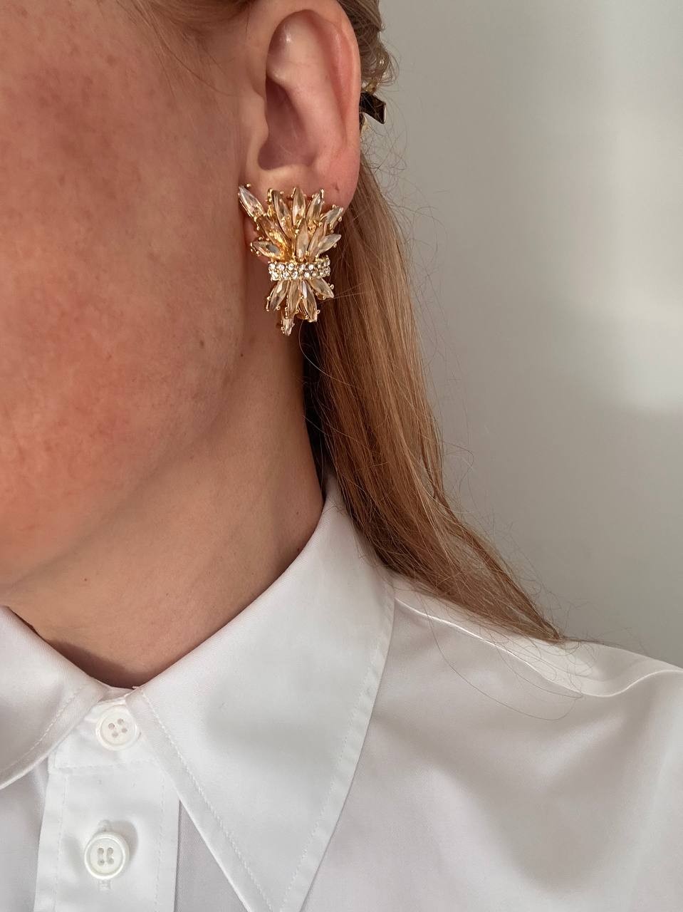 Gold Renk 925 K Gümüş Kaplama Sarı Zirkon Taşlı Tasarım Küpe Genişlik 3 cm. Uzunluk 4 cm.