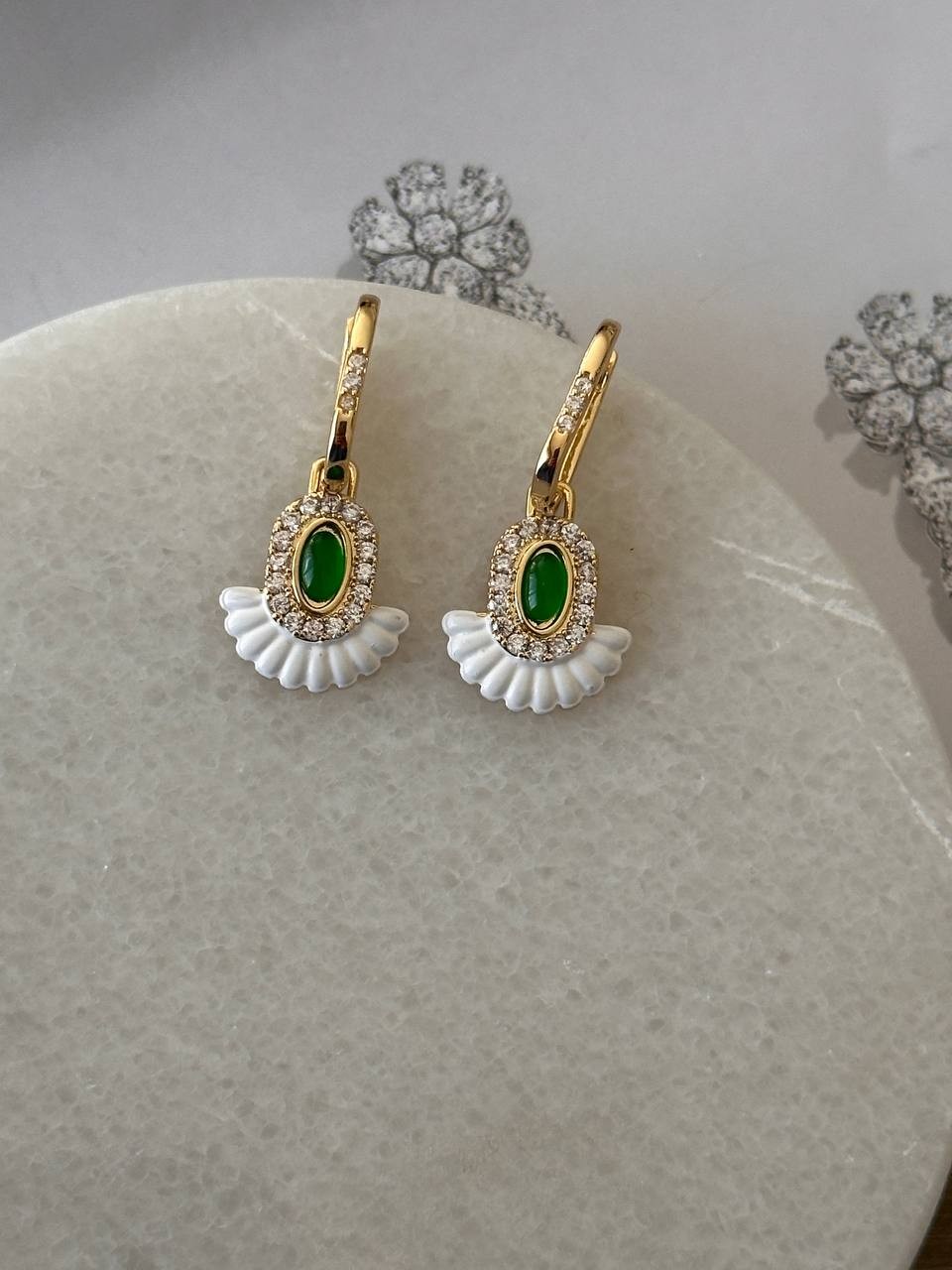 Gold Renk Zirkon Yeşil ve Beyaz Taşlı Rodyum Kaplama Özel Seri Sallantılı Oval Halka Küpe Uzunluk 2,5 cm.