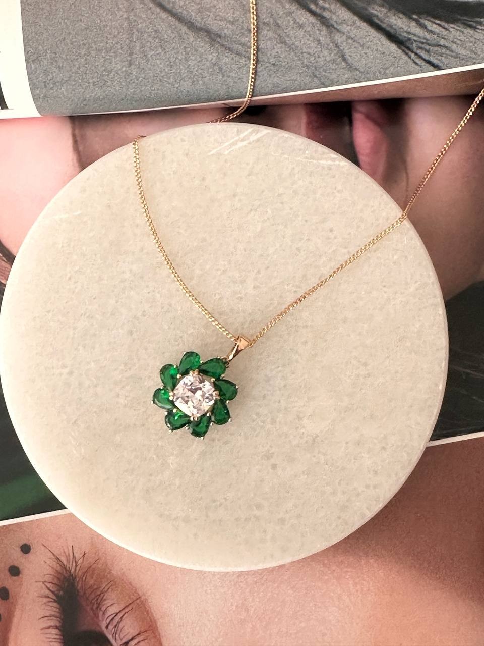 Vip Çelik Gold Renk Zirkon Beyaz ve Yeşil Taşlı Çiçek Figürlü Antialerjik Kolye Uzunluk 45 cm.