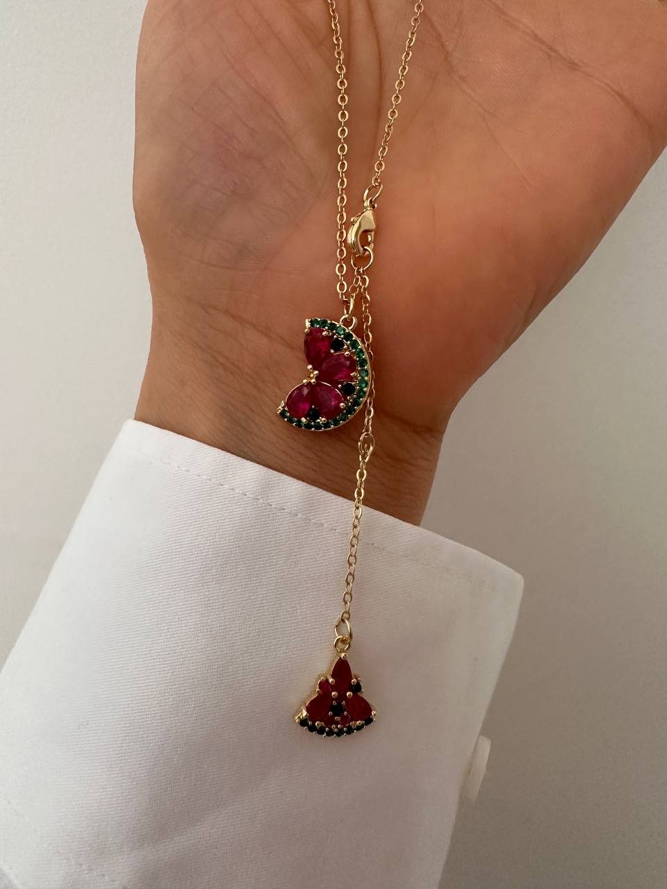 Paslanmaz Çelik Gold Renk Renkli Zirkon Taşlı Karpuz ve Çiçek Temalı Kolye Uzunluk 45 cm. 50 cm.