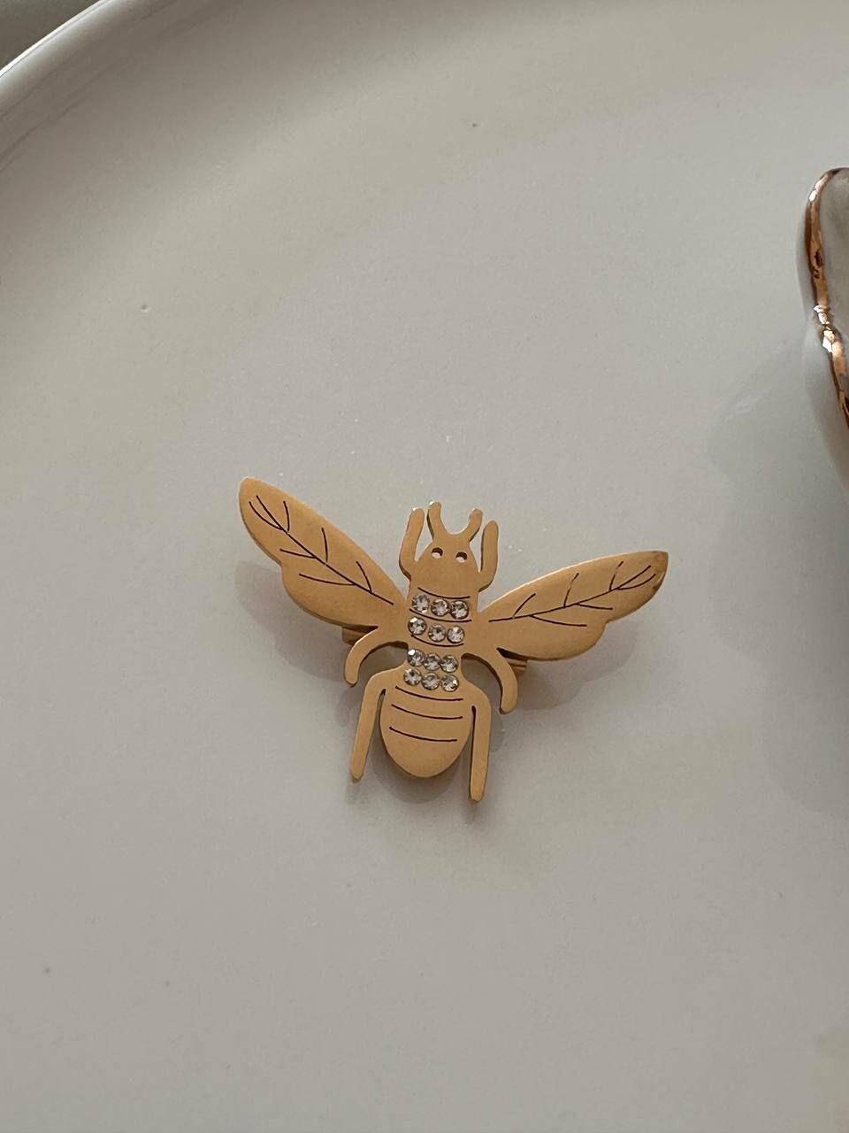 Gold Renk Paslanmaz Çelik Kristal Taşlı Arı Tasarım Broş Genişlik 4,5 cm. Boy 3 cm.