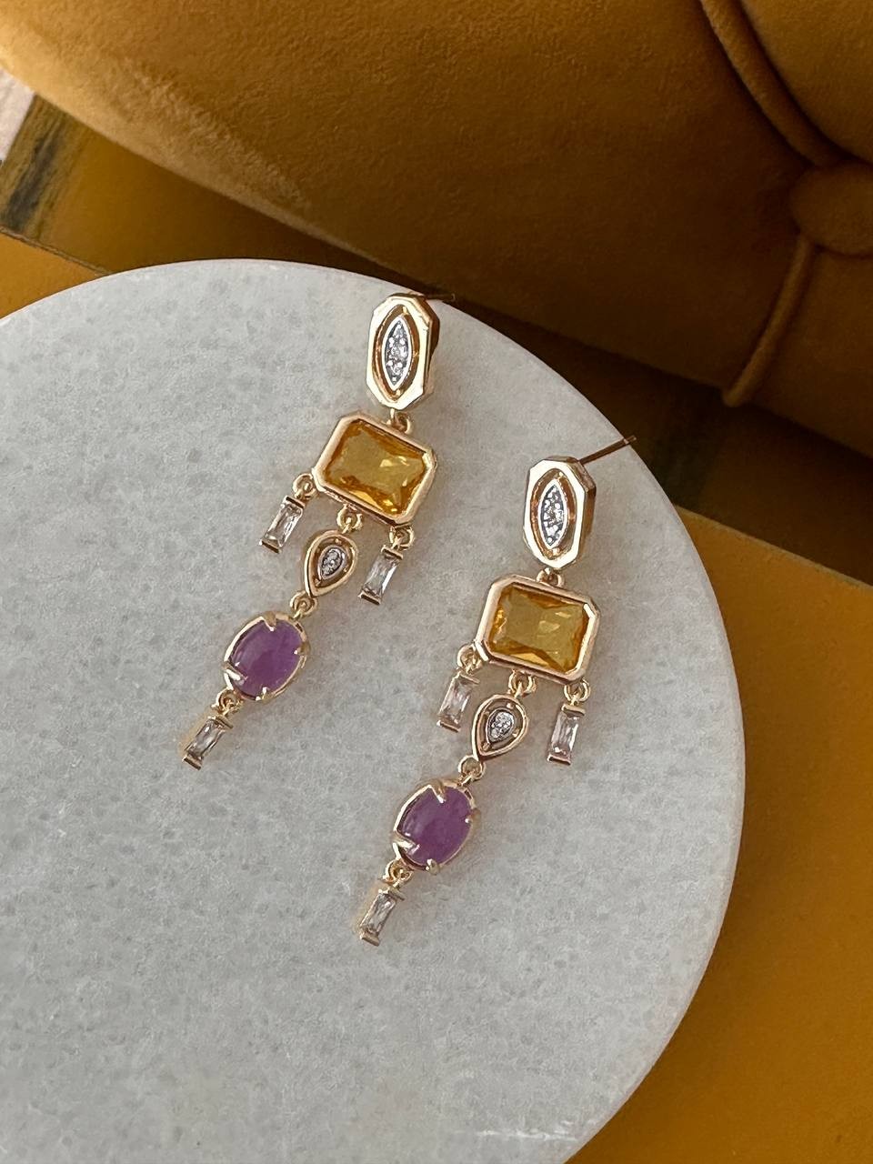 Gold Renk Zirkon Beyaz Sarı ve Mor Taşlı Rodyum Kaplama Sallantılı Küpe Uzunluk 5 cm.
