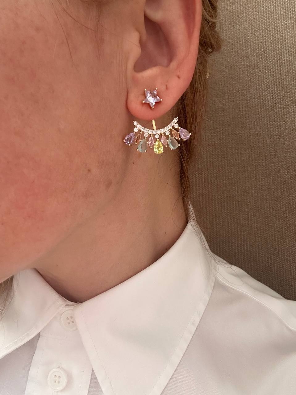 Vip Seri Gold Renk Zirkon Renkli Taşlı Yıldız Detaylı Rodyum Kaplama Küpe Genişlik 3 cm. Uzunluk 2,5 cm.