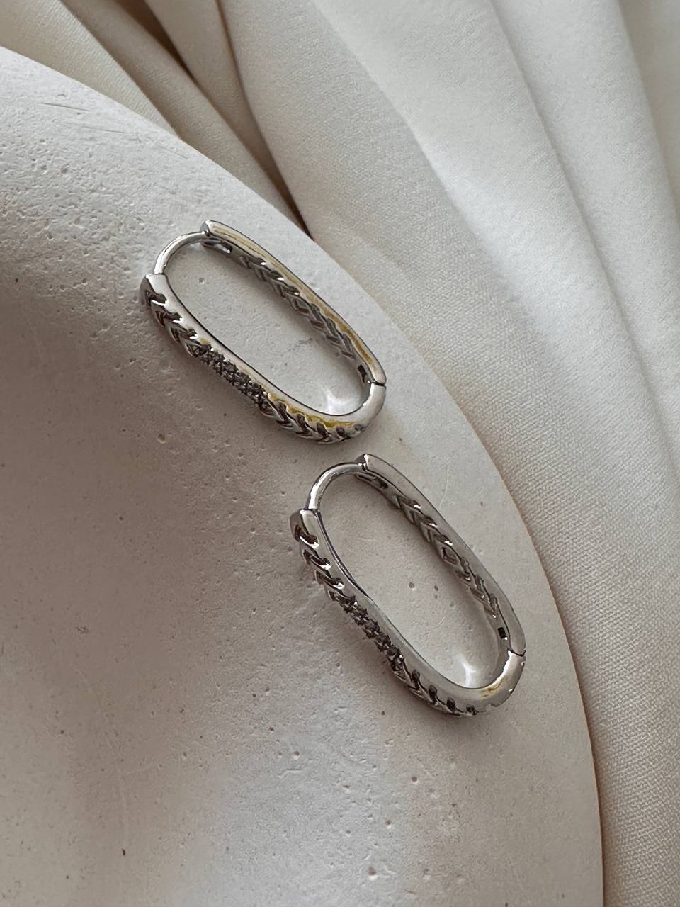 Vip Çelik Gümüş Renk Zirkon Taşlı Oval Halka Küpe Genişlik 1 cm. Uzunluk 2,3 cm.