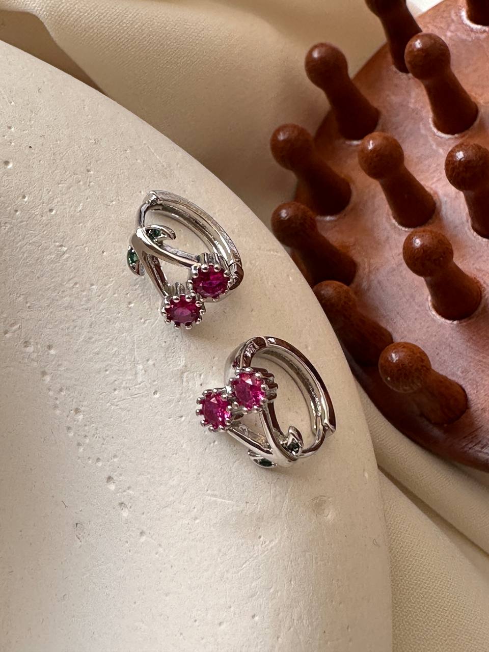 Vip Çelik Gümüş Renk Zirkon Renkli Taşlı Kiraz Figürlü Halka Küpe Genişlik 1,3 cm.