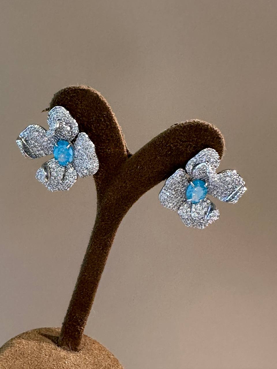 Vip Seri Gümüş Renk Zirkon Beyaz ve Turkuaz Taşlı Çiçek Figürlü Özel Tasarım Küpe En Boy 3 cm.