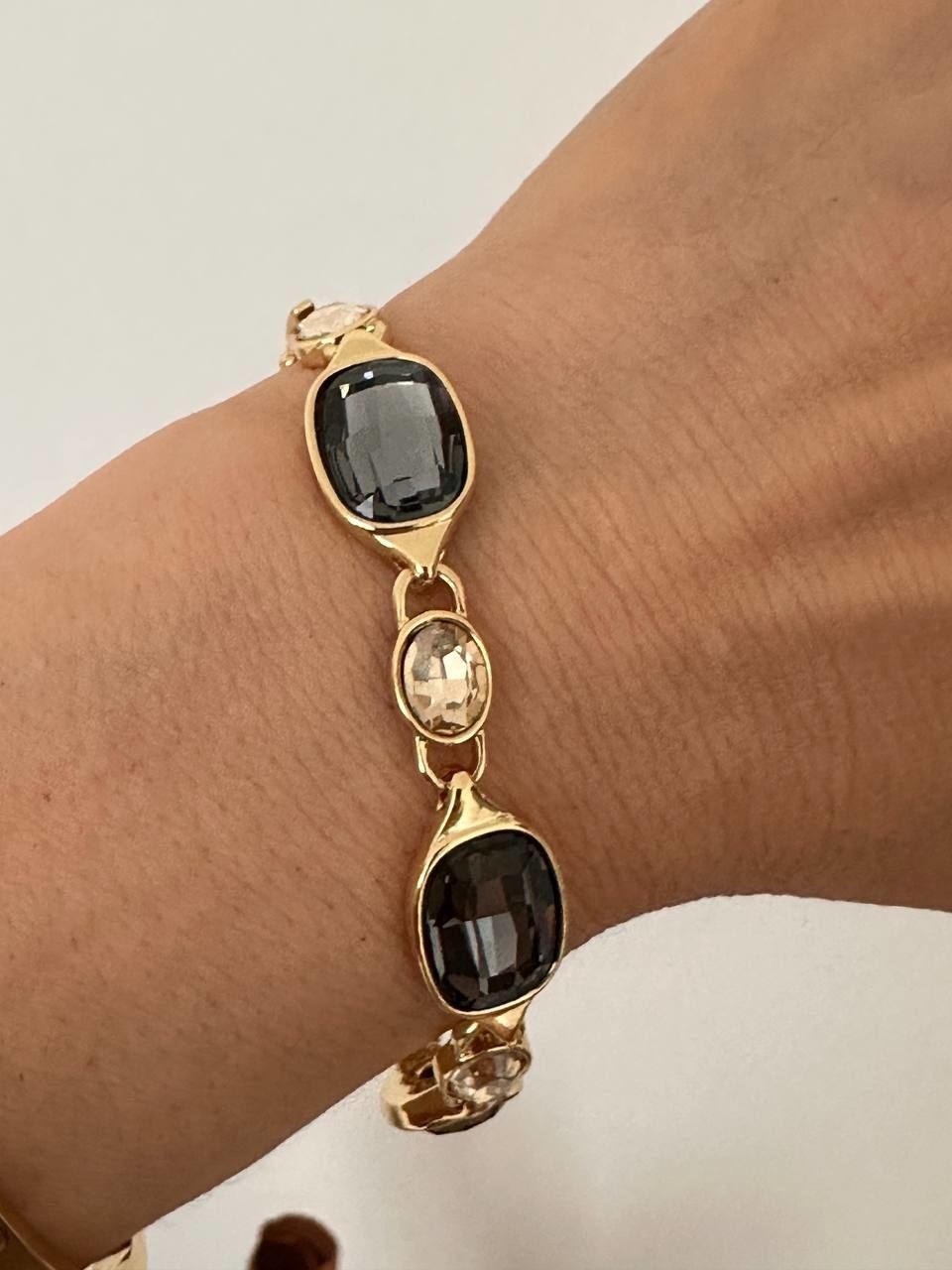 Vip Çelik Gold Renk Premium Seri Krem ve Füme Taşlı Antialerjik Bileklik Uzunluk 16,5 cm. Ek Klipsle 18 cm.