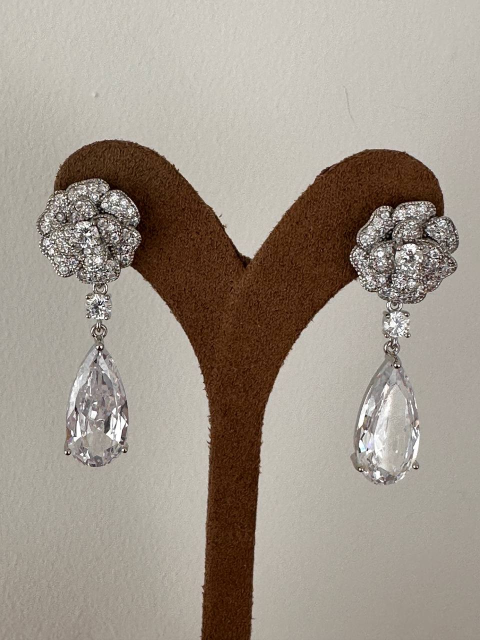 Vip Seri Gümüş Renk 925 K Gümüş Kaplama Zirkon Damla Taş Sallantılı Çiçek Figürlü Özel Tasarım Küpe Uzunluk 4 cm.