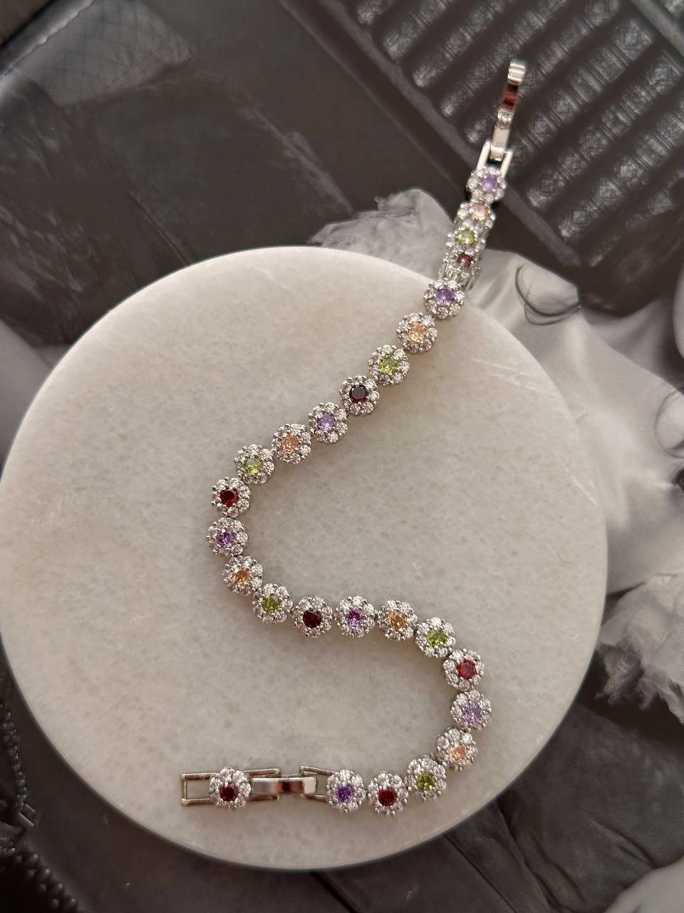 Vip Çelik Gümüş Renk Zirkon Renkli ve Beyaz Taşlı Çiçek Figürlü Antialerjik Bileklik Uzunluk 17,5 cm Ek Klipsle 19,5 cm.