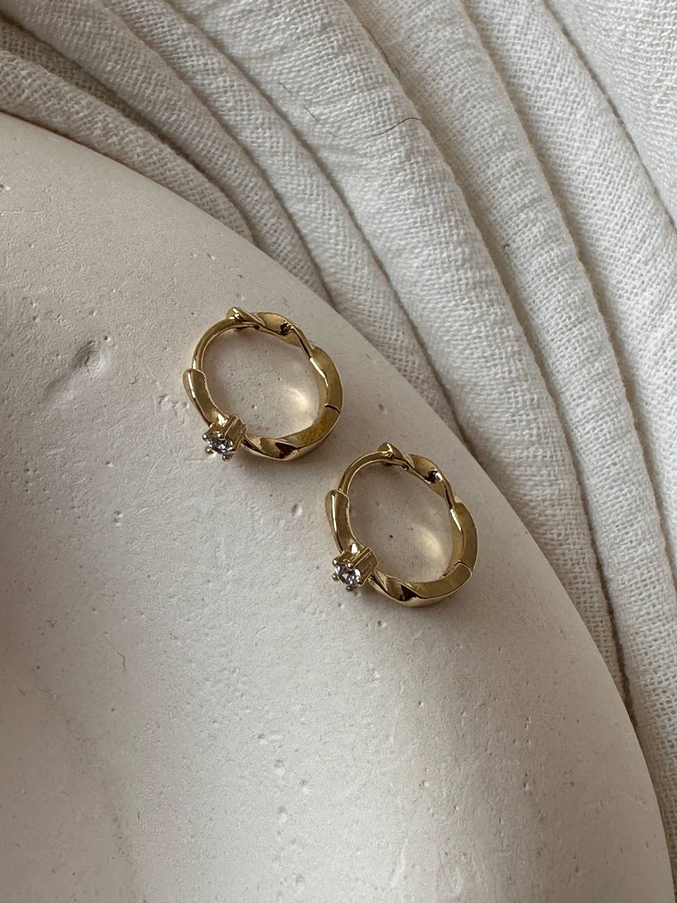 Vip Çelik Gold Renk Zirkon Taşlı Lazer Kesim Antialerjik Halka Küpe Genişlik 1,3 cm.