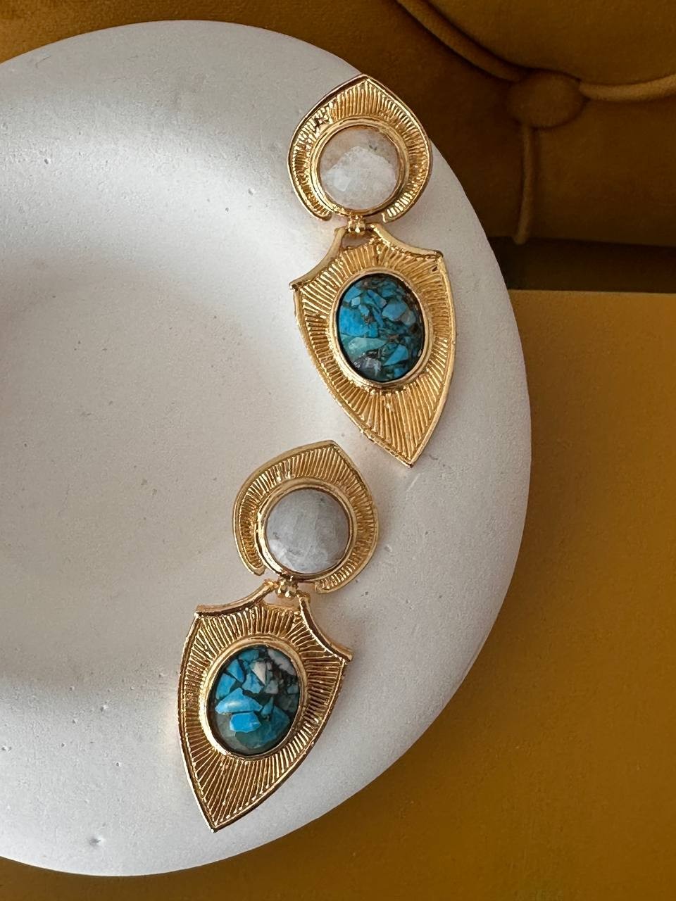Gold Renk Zamak Üzeri Altın Kaplama Sedef ve Renkli Taşlı Özel Tasarım Küpe Genişlik 2,5 cm. Uzunluk 5 cm.