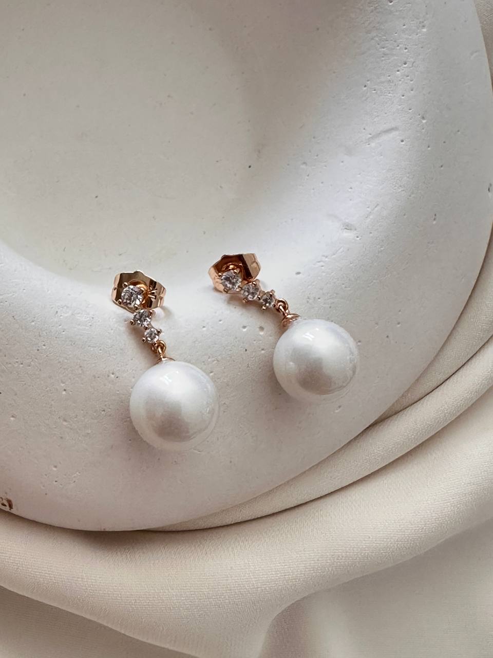 Vip Çelik Gold Renk Zirkon Taşlı Cam İnci Sallantılı Küpe Uzunluk 2 cm.