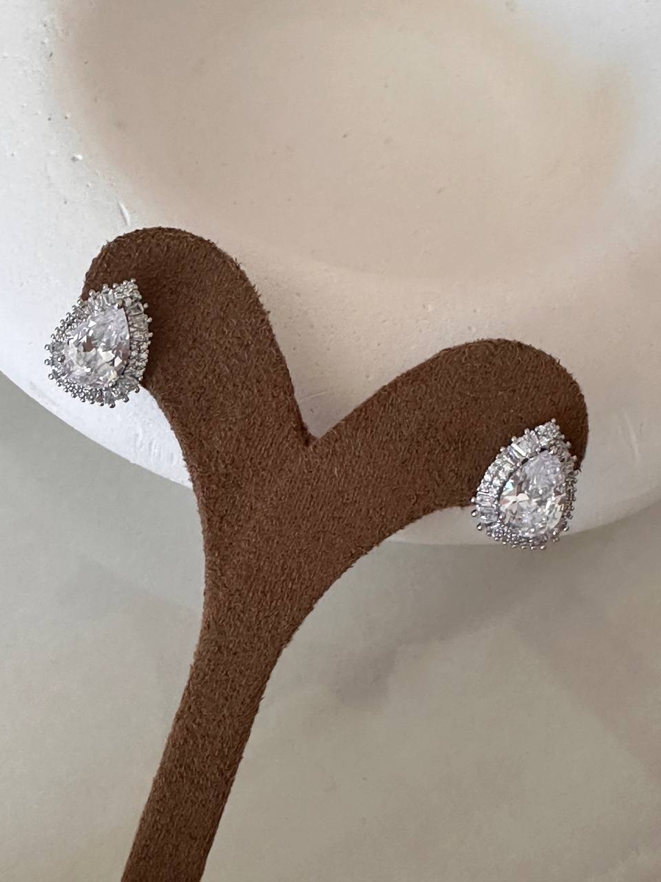 Vip Seri Gümüş Renk 925 K Gümüş Kaplama Zirkon Damla Taşlı Küpe Genişlik 1 cm. Uzunluk 1,5 cm.