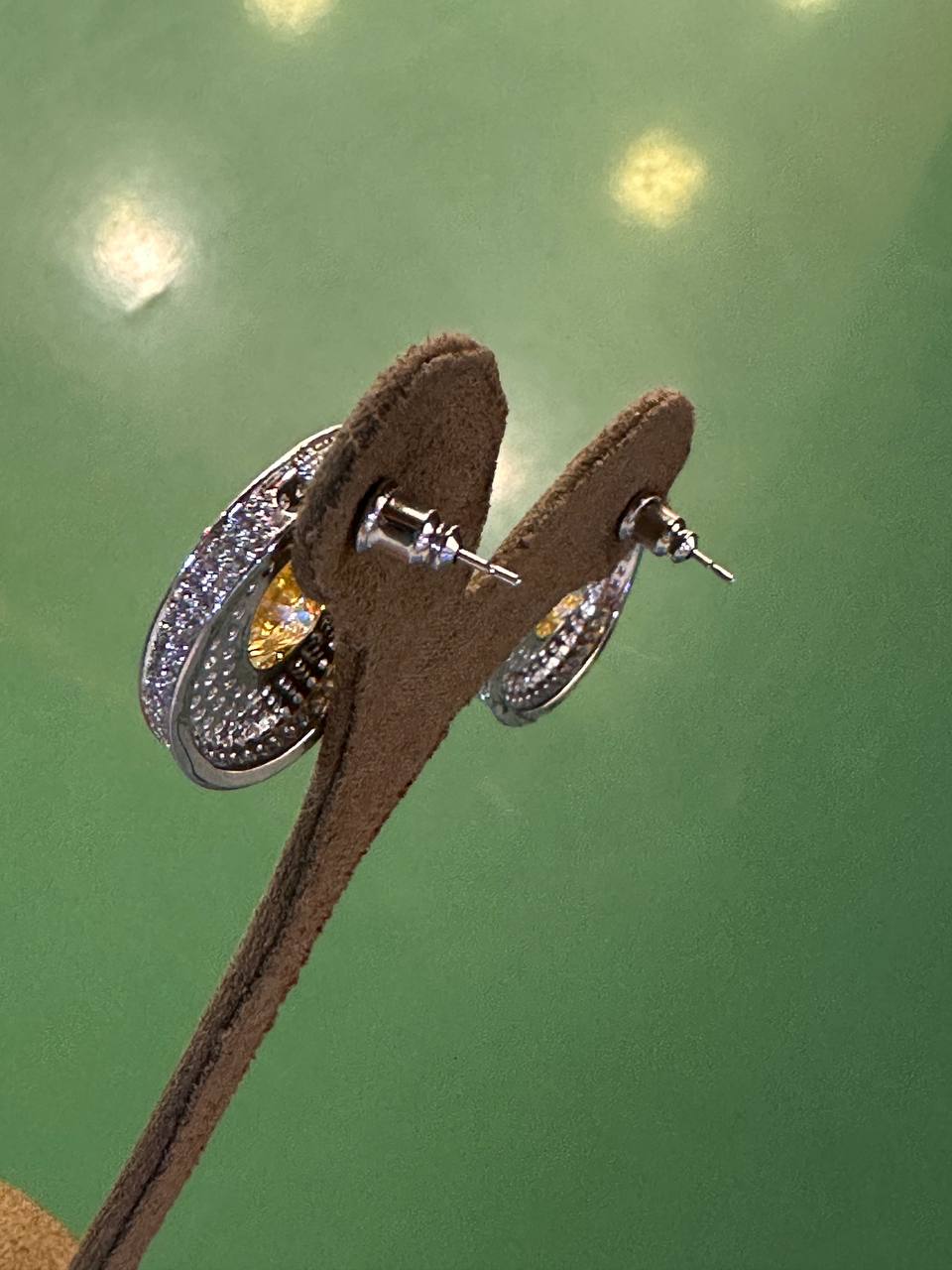 Vip Seri Gümüş Renk Zirkon Beyaz ve Sarı Taşlı Özel Tasarım Küpe En Boy 2,5 cm.