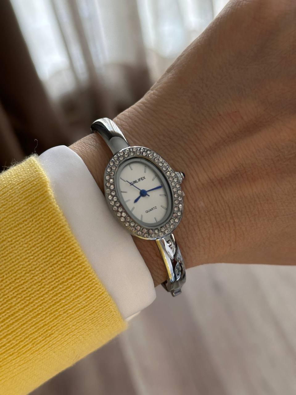 Paslanmaz Çelik Gümüş Renk Kristal Taşlı Beyaz Kadranlı Kelepçe Model Kadın Kol Saati Genişlik 5,5 cm.