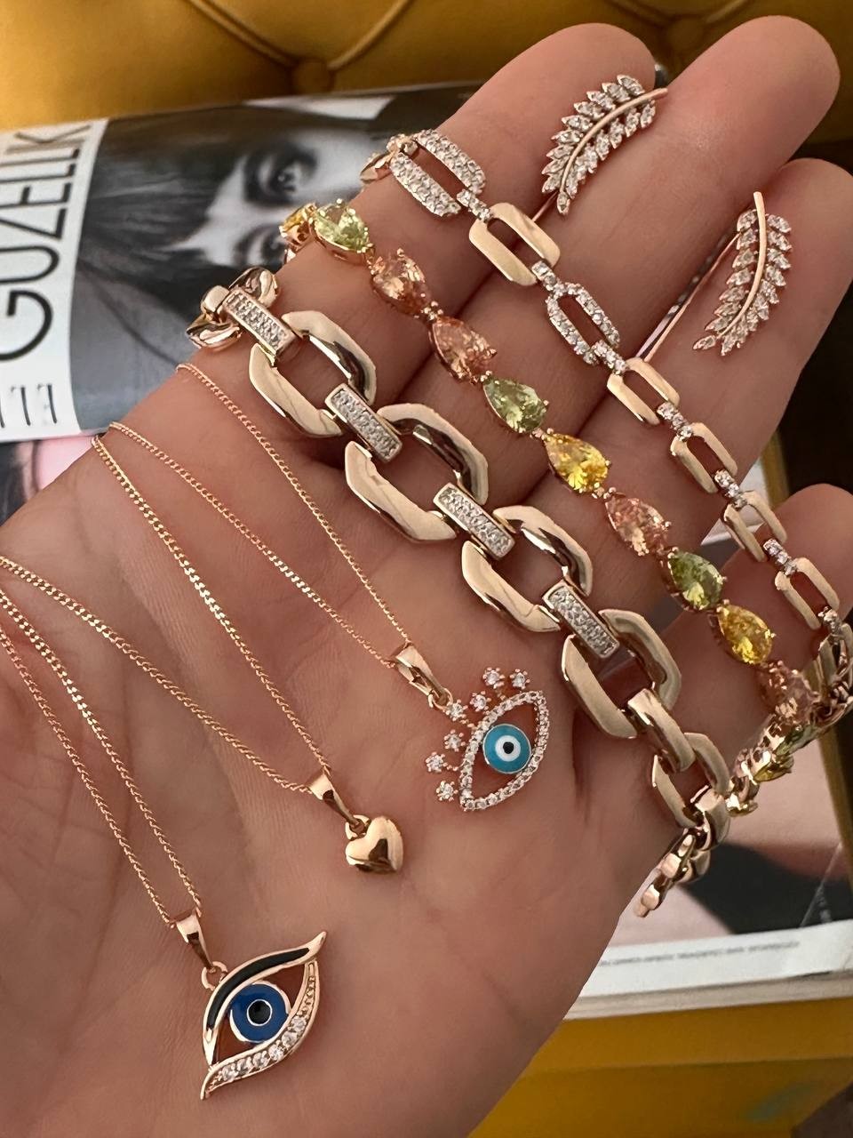 Vip Çelik Gold Renk Zirkon Taşlı Yaprak Figürlü Antialerjik Küpe Uzunluk 2 cm.