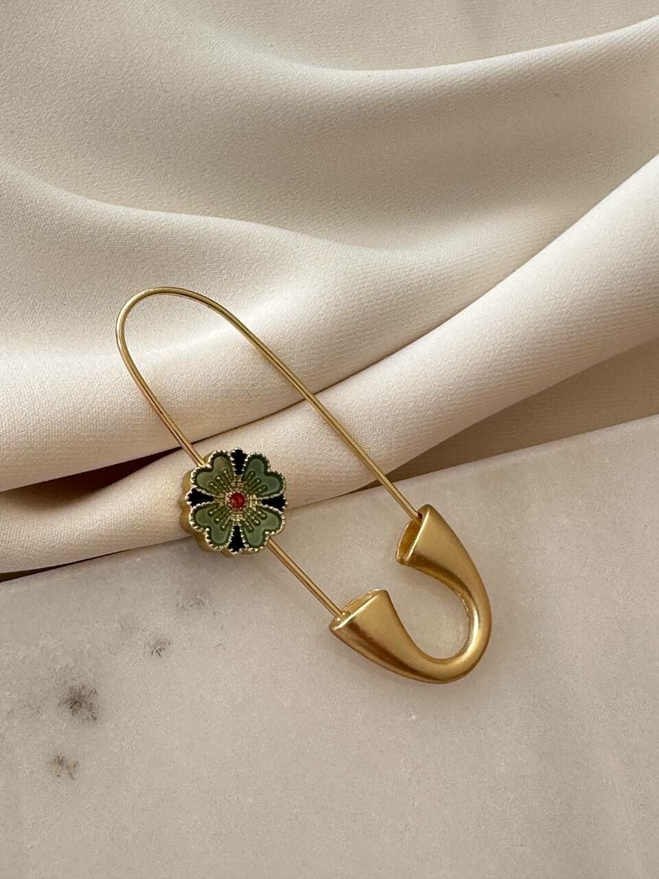 Gold Renk Metal Çiçek Detaylı Broş ( Yaka İğnesi ) Genişlik 2 cm. Uzunluk 6,5 cm.