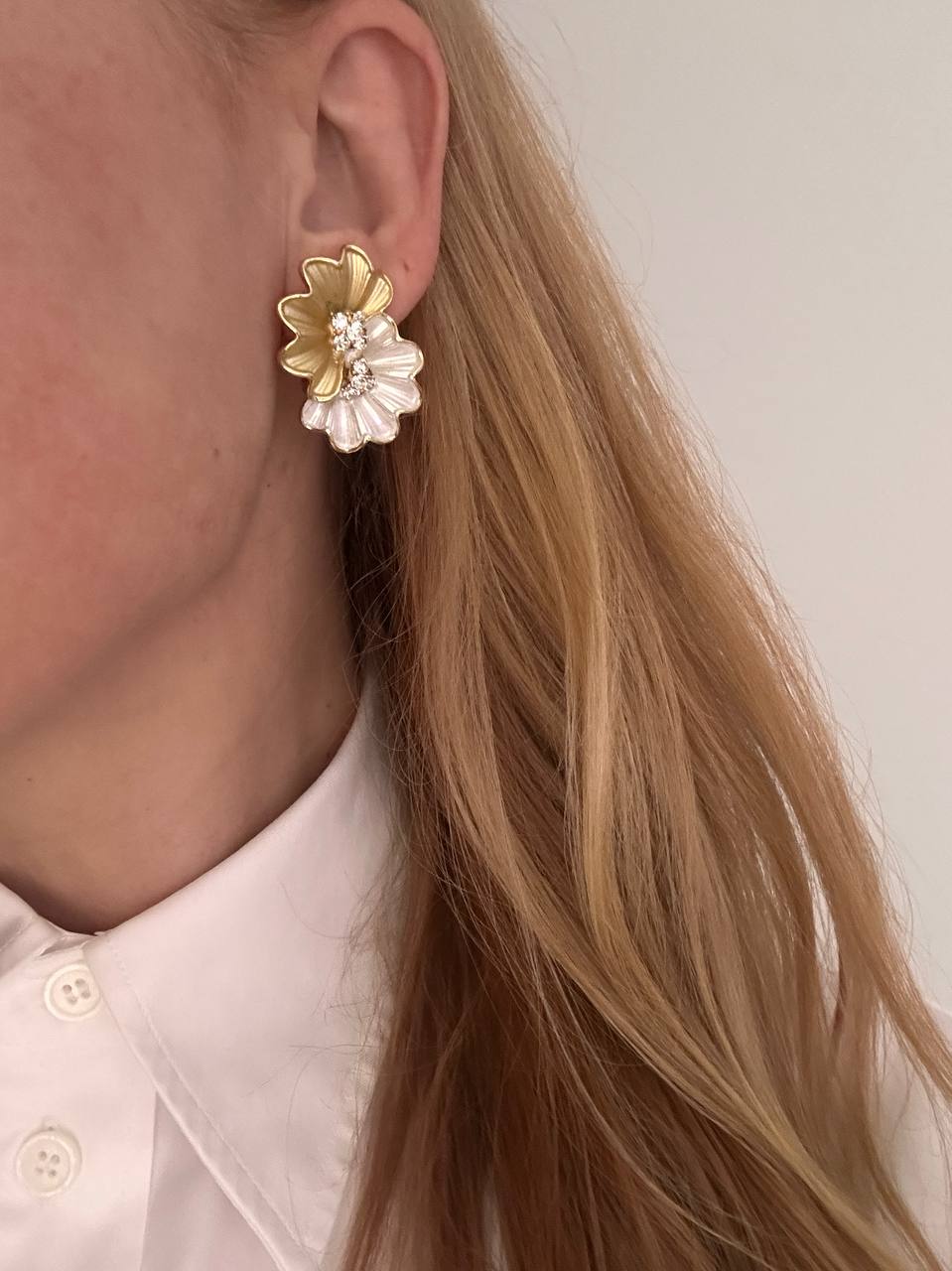 Vip Çelik Gold Renk Sarı Beyaz Mineli Zirkon Taşlı Çiçek Figürlü Premium Seri Antialerjik Küpe Genişlik 2 cm. Uzunluk 3 cm.