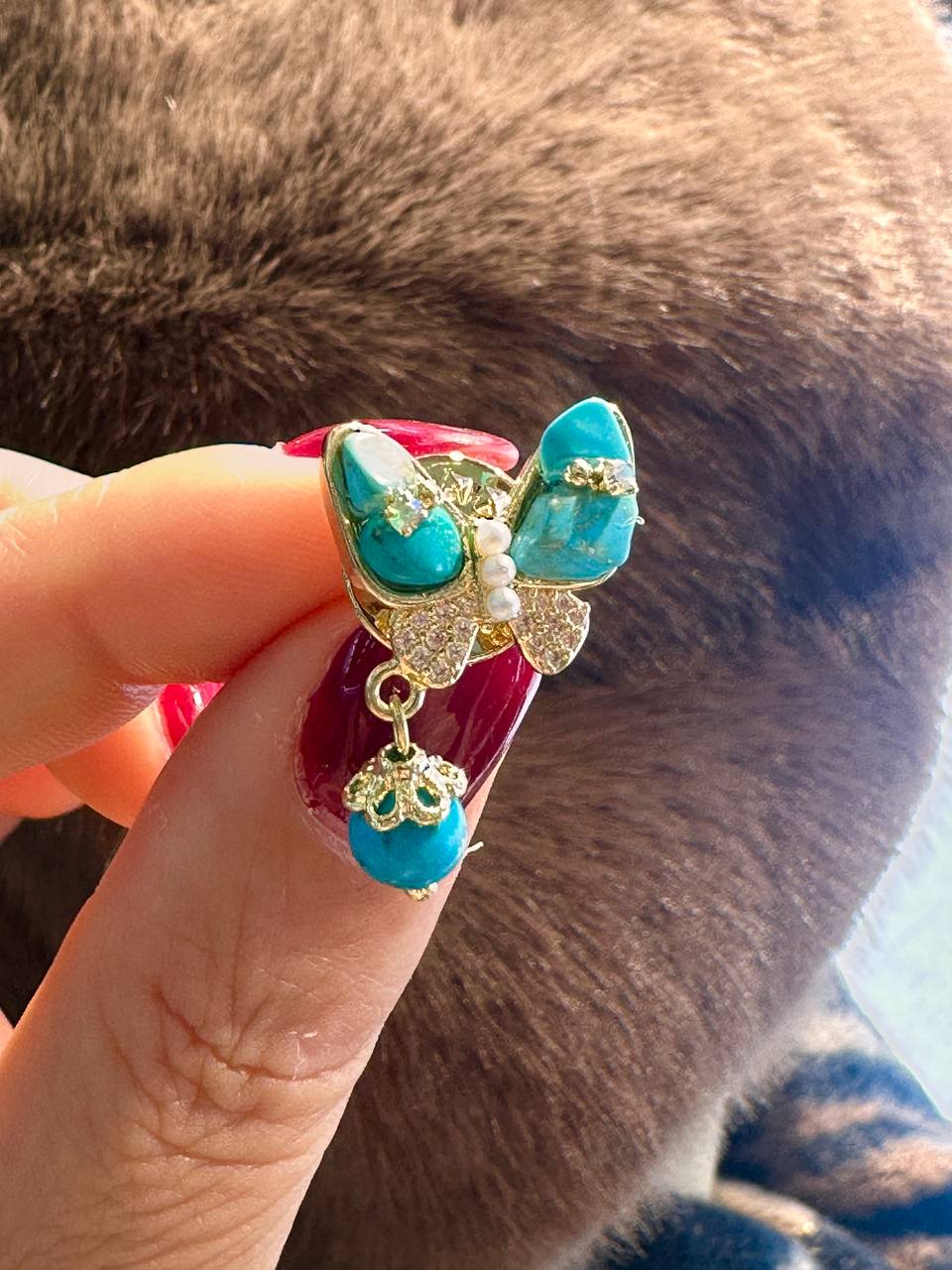 Vip Seri Firuze İnce ve Kristal Taşlı Kelebek Figürlü Broş Genişlik 1,5 cm. Uzunluk 3 cm.