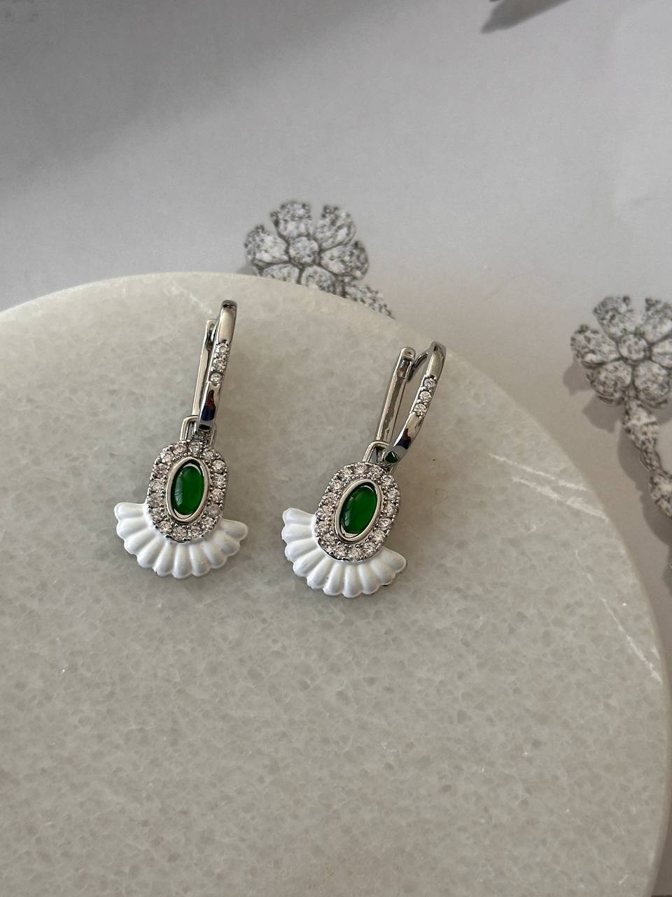 Gümüş Renk Zirkon Yeşil ve Beyaz Taşlı Rodyum Kaplama Özel Seri Sallantılı Oval Halka Küpe Uzunluk 2,5 cm.